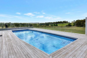 Palmers Lane On Vineyard 5br Homestead with Pool